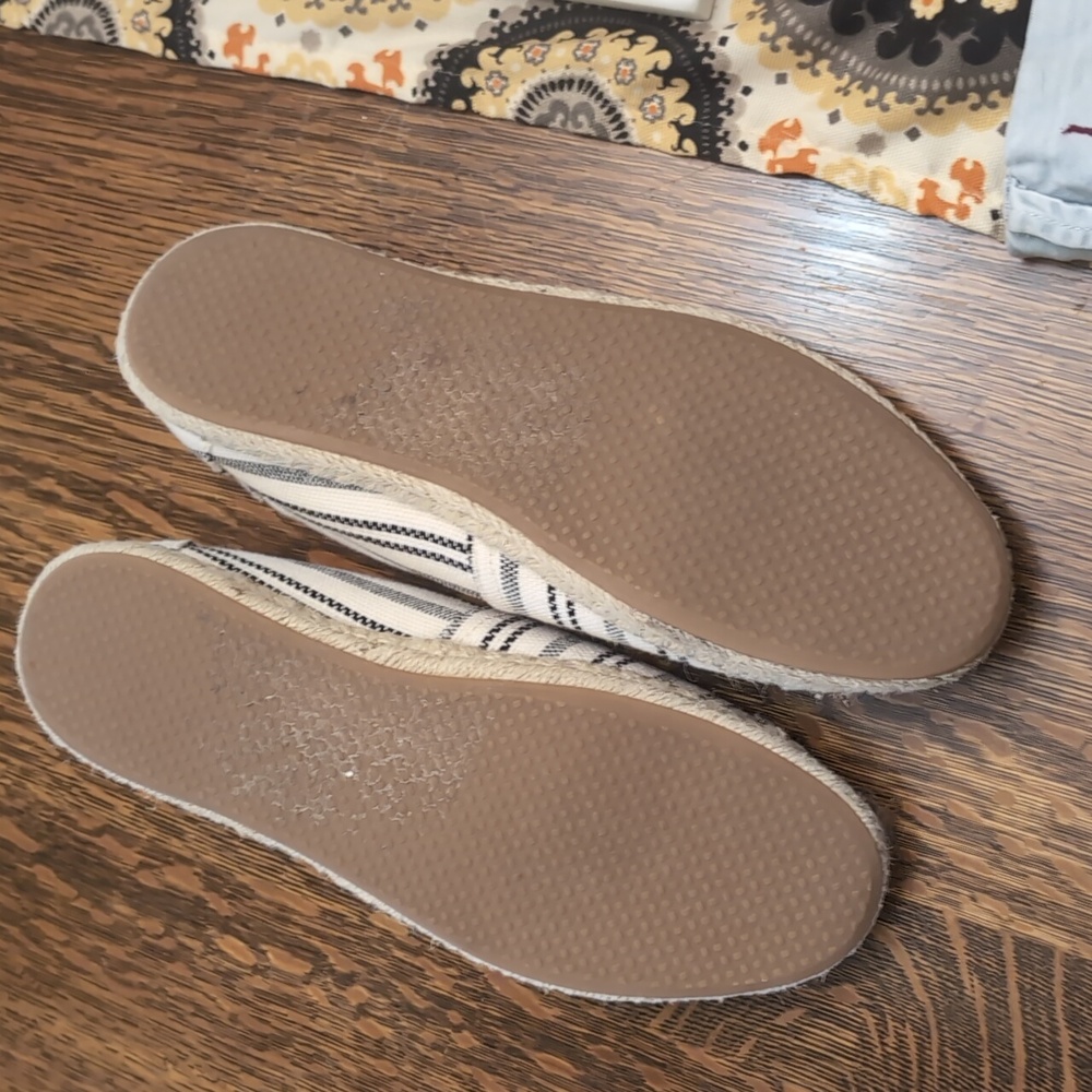 Toms - Picture 2 of 5